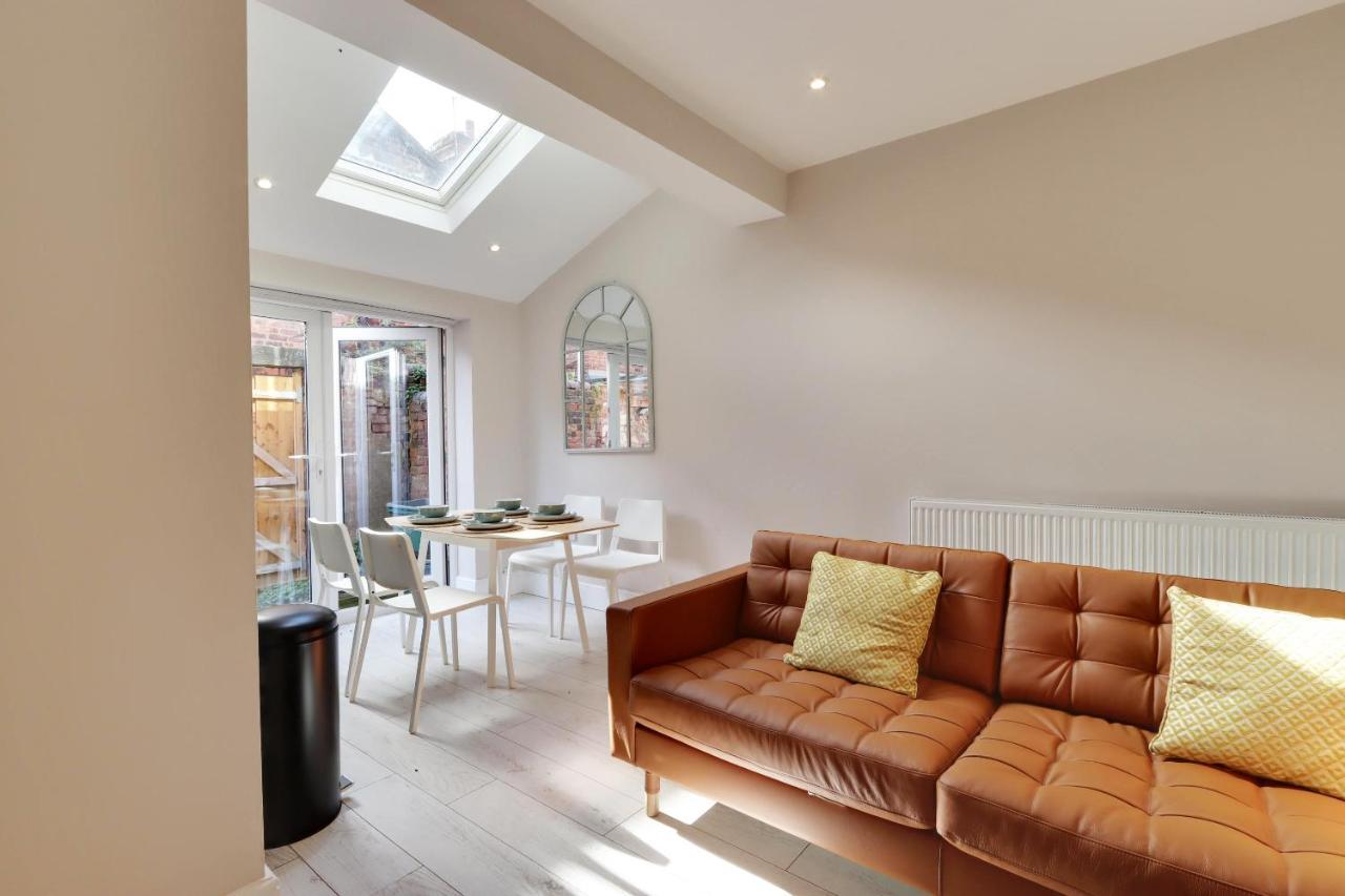 Beautiful, 3 Bedroom Terrace, 2 Minutes Walk From Chester Train Station. エクステリア 写真