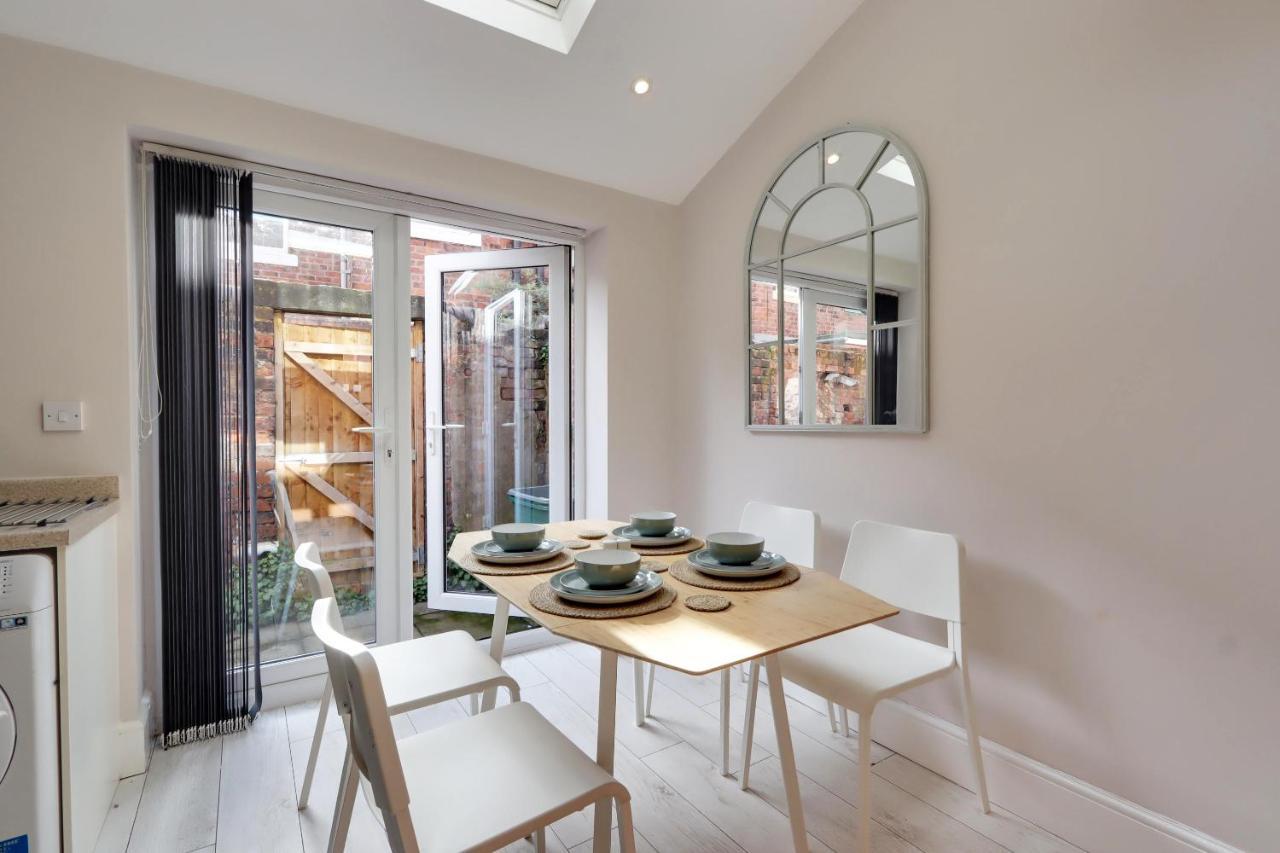 Beautiful, 3 Bedroom Terrace, 2 Minutes Walk From Chester Train Station. エクステリア 写真