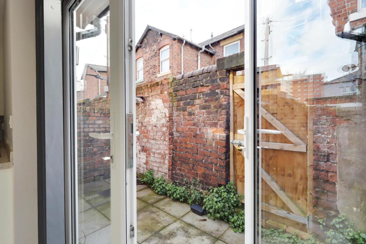 Beautiful, 3 Bedroom Terrace, 2 Minutes Walk From Chester Train Station. エクステリア 写真