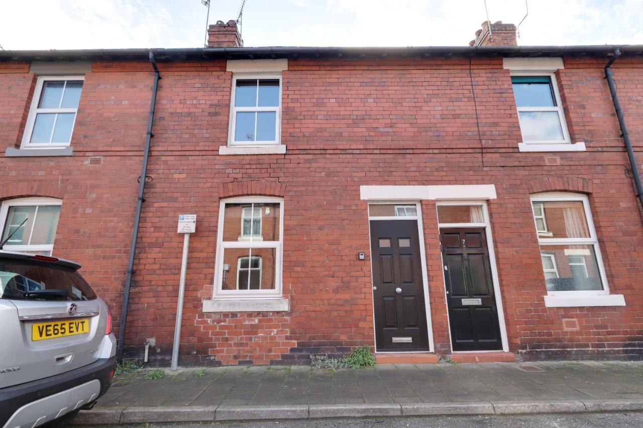 Beautiful, 3 Bedroom Terrace, 2 Minutes Walk From Chester Train Station. エクステリア 写真